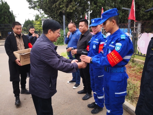 区委书记和丽川看望慰问在一线执勤的民辅警
