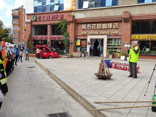 老党员石景才同志通过生动有趣的快板“抓消防、除隐患”，向在场居民群众宣传消防安全知识