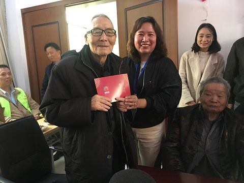 李文娟慰问社区高龄老人