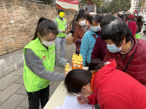 带领涉罪未成年人开展社区服务