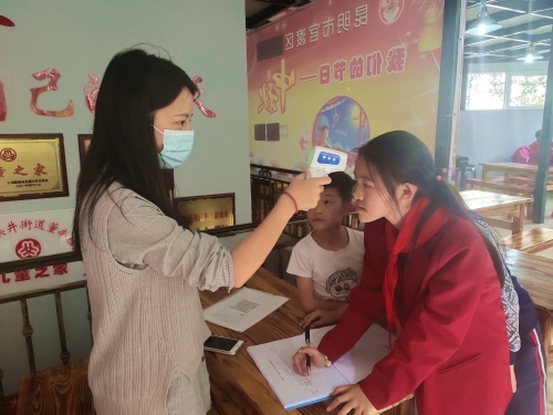 疫情防控测量体温